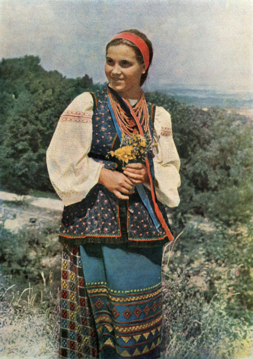 Девушка в летней одежде. Черниговская область,  50-е годы ХХ века.