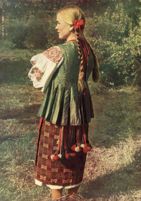 Одетая в летнюю одежду девушка. Киевская область, 50-е годы ХХ века. 