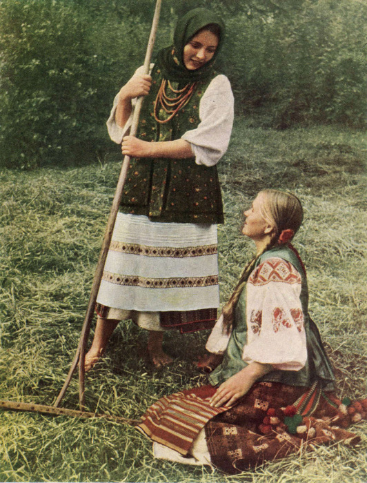 Девчата в летней одежде. Киевская область, 50-е годы ХХ века.