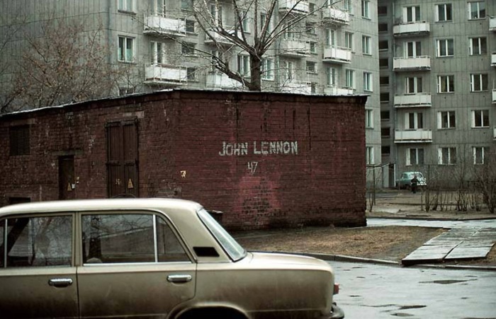 Граффити с надписью Джон Ленон на кирпичной постройке. СССР, Иркутск, 1988 год.