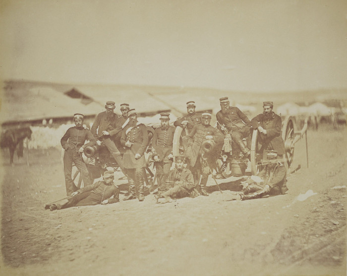 Группа солдат и офицеров возле двух мелкокалиберных орудий. Крым, 1855 год.