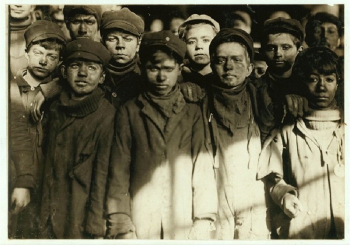 Группа подростков, занимающихся переработкой угля. Январь 1911 года.