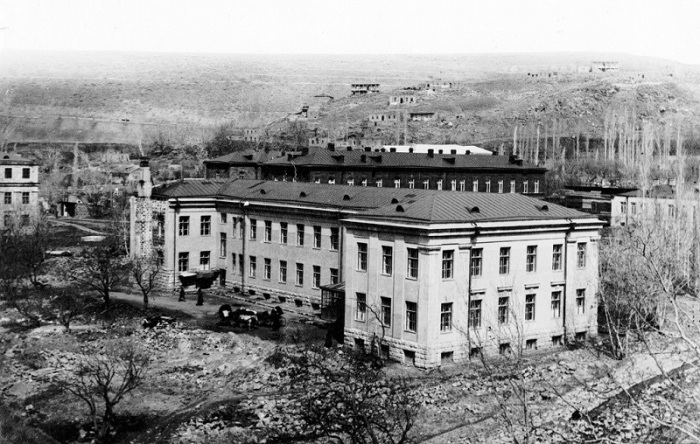 Больница в Ереване в 1930 году. Состояла из родильного отделения и школы для акушерок. Было построено под руководством Александра Таманяна.