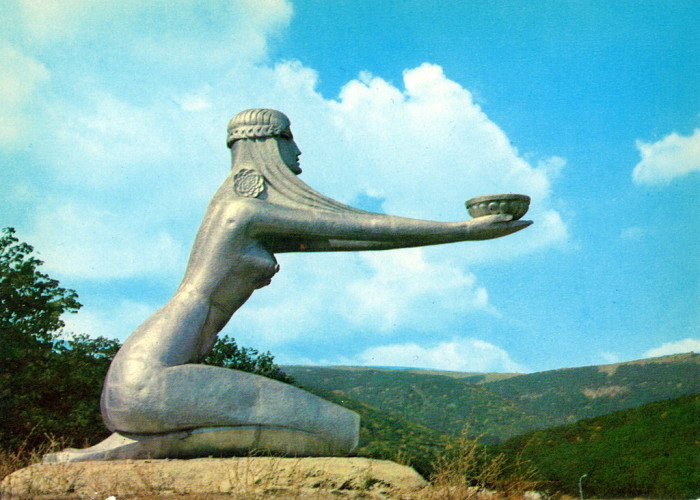 Скульптура «Дарящая солнце» в Цахкадзоре. 