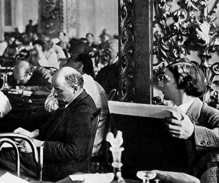 Владимир Ильич Ленин на III конгрессе Коминтерна, справа Иоаким Иоакимович Бродский.