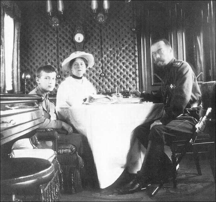 Николай II, императрица Александра Федоровна и цесаревич Алексей в императорском вагоне. Россия, 1916 год.