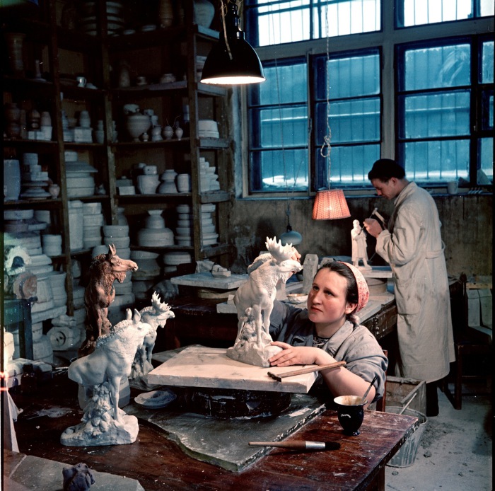 Трудоемкие работы в художественной мастерской. Москва, 1950-е годы. Фото: Semyon Osipovich Friedland. 