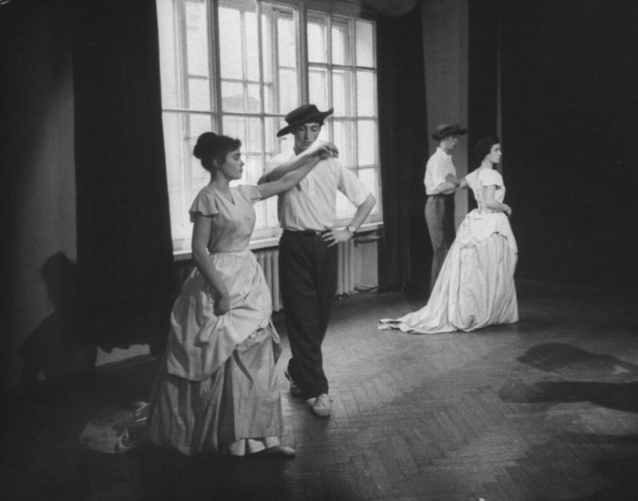 В танцевальном классе студенты изучают танцы эпохи Ренессанса. СССР, Москва, 1955 год.