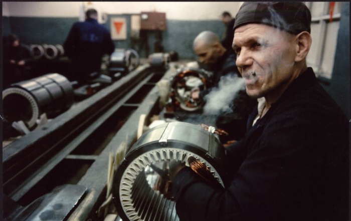 Работающий за станком заключенный в колонии во Владимире. СССР, 1990 год.