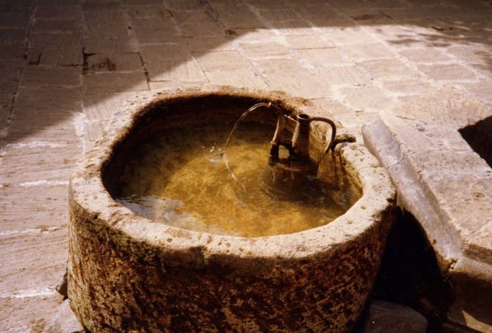 Источник с пресной водой на территории караван-сарая. СССР, Баку, 1985 год.