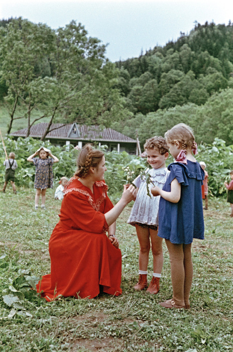 Воспитательница с детьми в детском летнем лагере.   Украина, 1950-е годы. Фото: Semyon Osipovich Friedland.