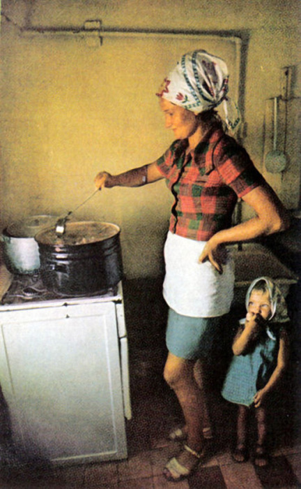 Женщина, готовящая уху на кухне. СССР, Москва, 1970 год.