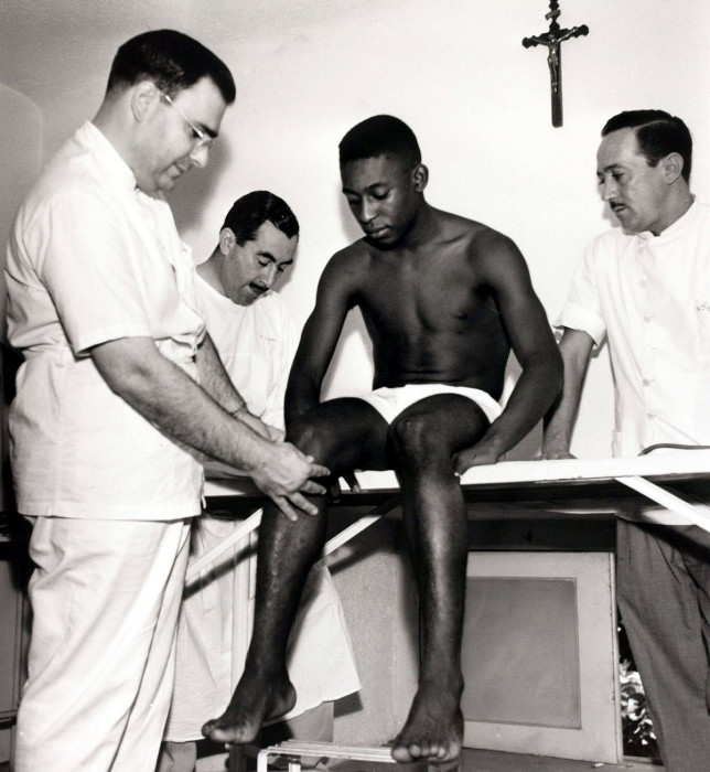 Пеле, получивший травму колена, которая не позволила ему участвовать в первых двух играх Кубка мира.
