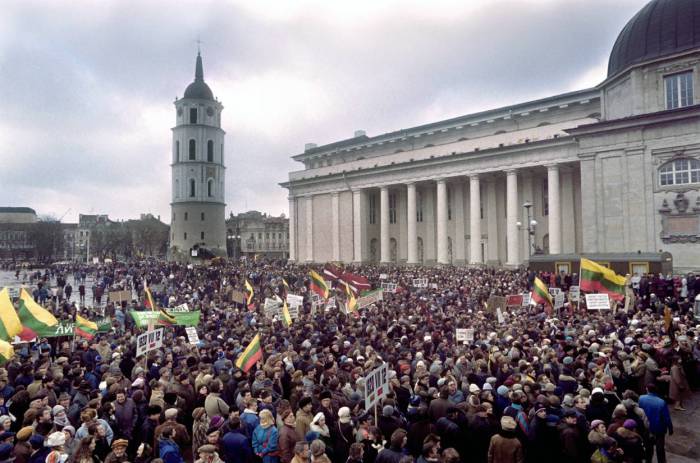 Литовцы во время демонстрации в центре Вильнюса требуют выхода из состава Советского Союза. 10 января 1990 года.