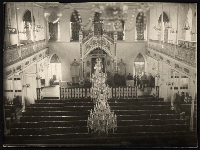 Осмотр помещения Еврейской хоральной синагоги, для создания рабочего клуба. Город Николаев, 1920 год. 