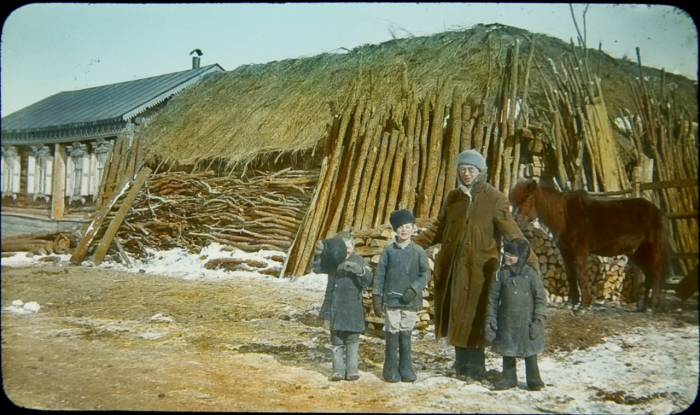 Джон Рейхилл с детьми в маленькой сибирской деревушке.