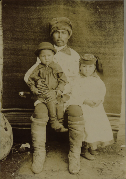Качинец Танзыбаев с детьми. Урянхайский край, село Усть-Абакан, 1897 год. 