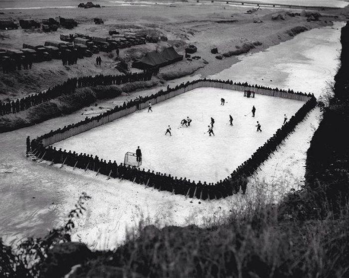 Импровизированная хоккейная площадка в Корее, 1952 год.