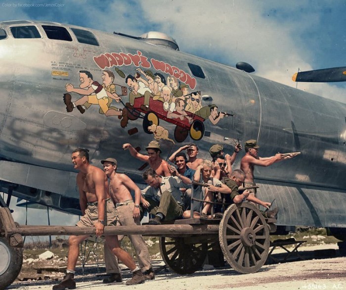 Союзники позируют на фоне карикатуры на борту B-29, 1944 год.