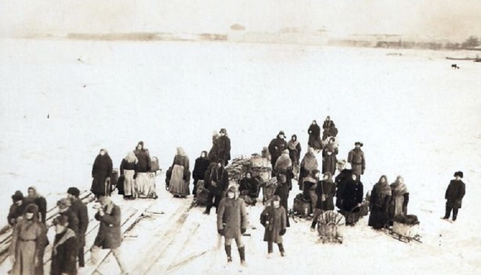 Кегостровцы со своим товаром готовятся отправиться на рынок в Архангельске. 1917 год. 