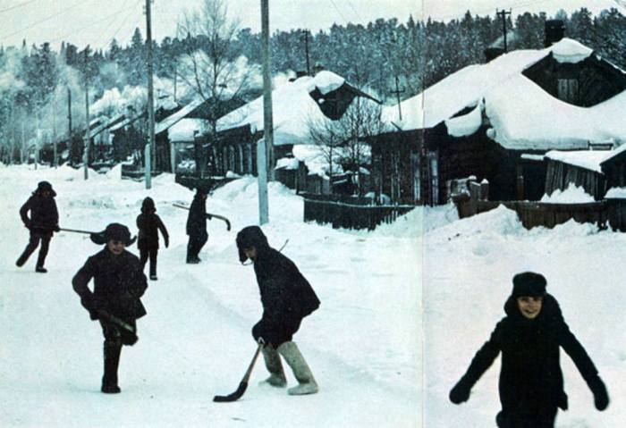 Дети, играющие в хоккей в сорокаградусный мороз. 