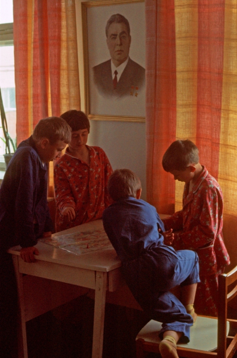 Дети, играющие в игровой комнате. СССР, Харьков, 1977 год. 
