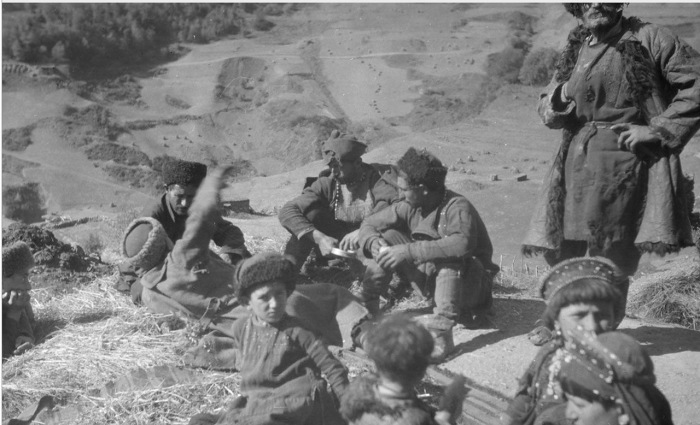 Мужчины с детьми в одном из поселений. 1929 год.