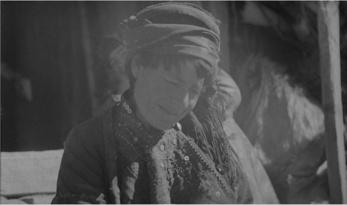 Хевсурская женщина в дальнем поселении. 1929 год. 