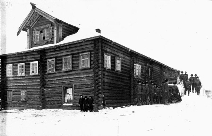  Американцы, строящие перед домом, в котором устроена казарма. 
