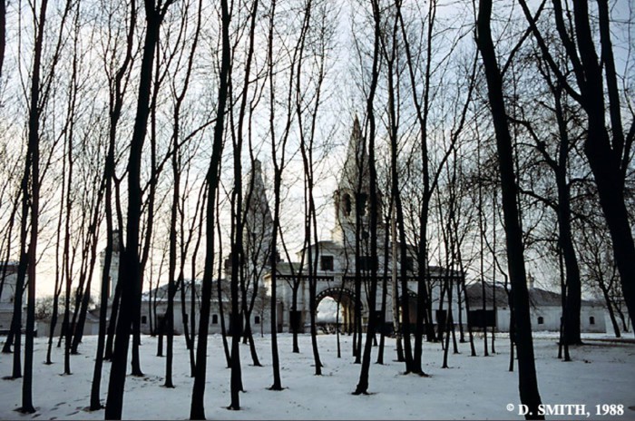 Входные врата с колокольней, ведущие к музею под открытым небом. СССР, Москва, 1988 год.