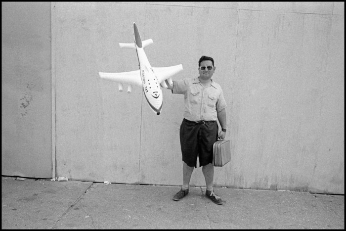 Мужчина с моделью самолёта. США, Бруклин, Кони-Айленд, 1976 год.