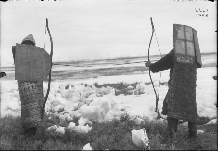 Коряки в броне, с луками и стрелами. Сибирь, 1901 год. 