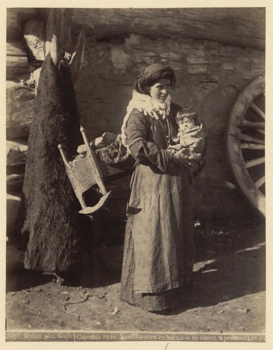 Женщина с ребенком. Кубанская область, Карачаевка, 1890 год. 
