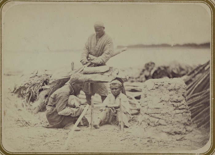 Киргизские промыслы. Приготовление лесин для кибиток. Киргизия, начало 20 века.