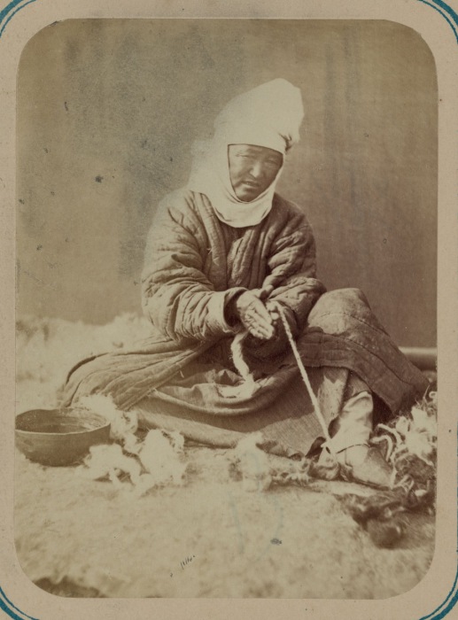 Киргизские промыслы. Сучение веревок из шерсти. Киргизия, начало 20 века. 