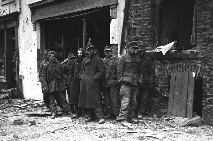 Немецкие солдаты захваченные в плен. Бельгия, 9 января 1945 год.