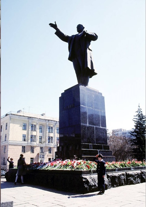 Памятник Ленину на углу улиц Карла Маркса и Ленина. СССР, Иркутск, 1988 год.