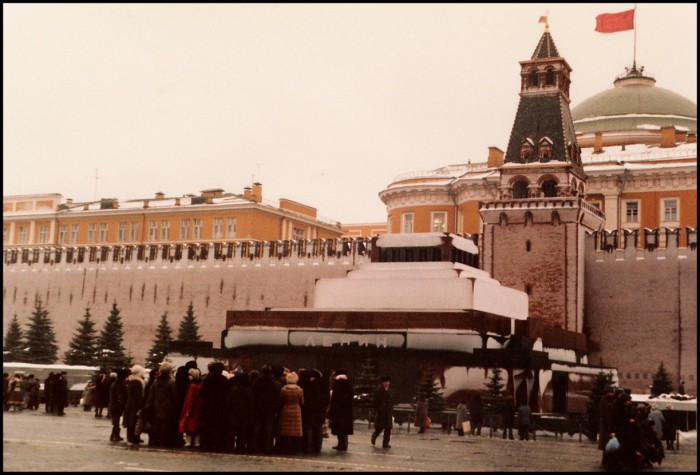 Туристы возле Мавзолея Ленина на Красной площади. СССР, Москва, 1985 год.