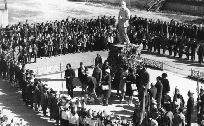 Открытие памятника Ленину на стадионе. Казахстан, Гурьев, 1962 год.