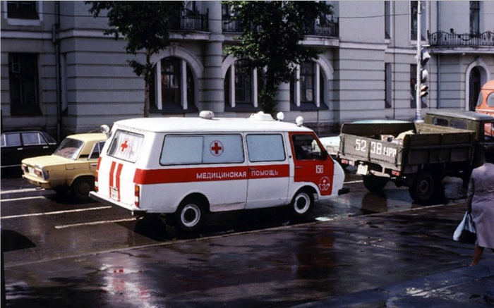 Скорая помощь, едущая по улице Ленина. СССР, Иркутск, 1988 год.
