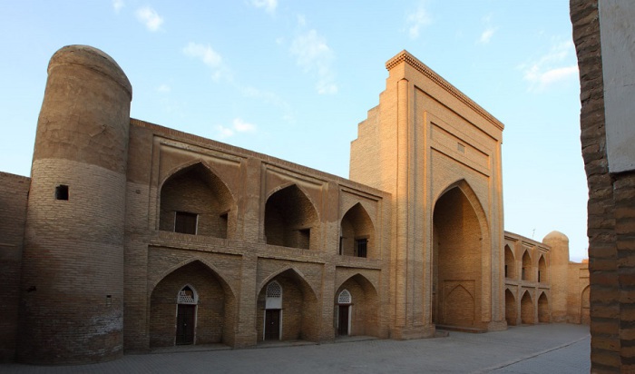 Медресе Шергази-хана, который находится в самом центре Ичан-Калы напротив мавзолея Пахлавана Махмуда. 