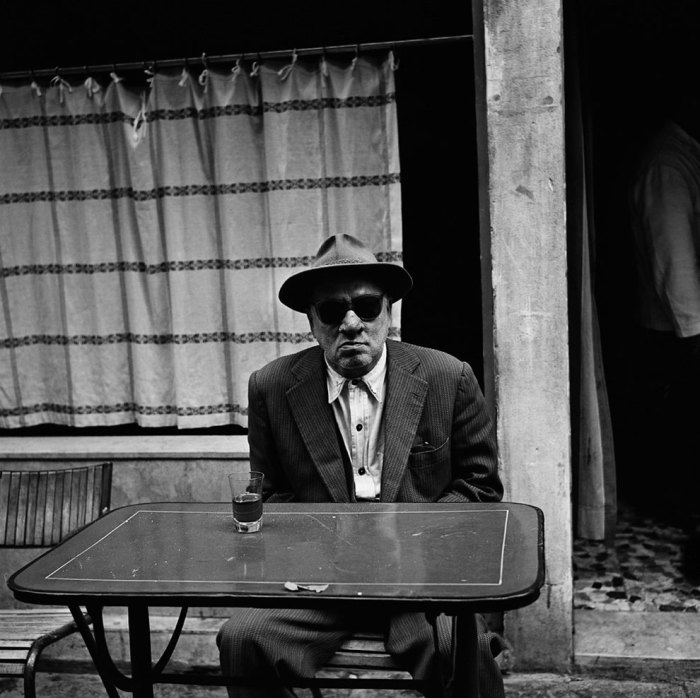 Посетитель уличного кафе в старом городе. Италия, 1956 год.