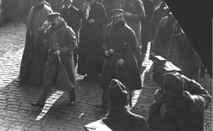 Маршал Йозеф Пилсудский и кинооператор во время празднования. 1920-е годы.