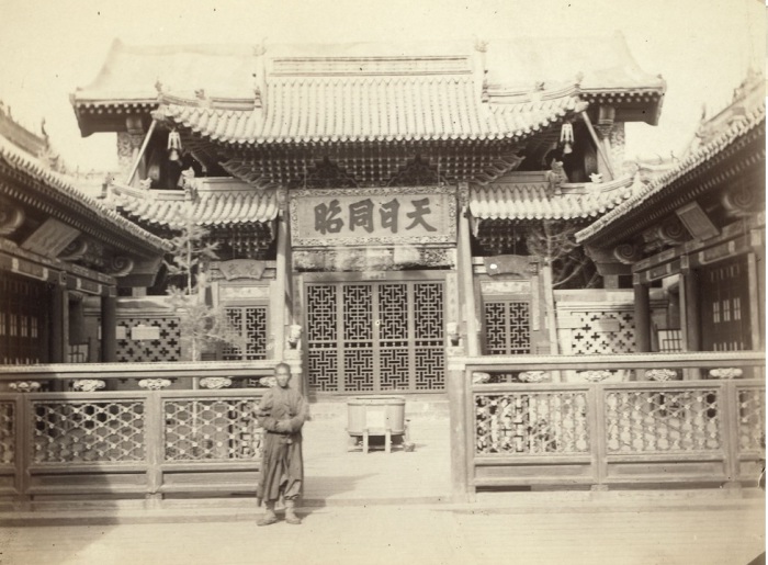  Вход в один из китайских храмов.