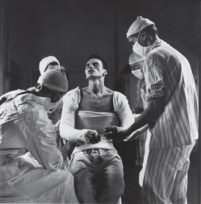 Санитар Джордж Лотт получил ранение в обе руки в ноябре 1944 года.
