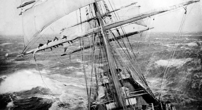  Матросы на трехмачтовом судне меняют обычные стакселя на штормовые перед началом шторма в 1920 году. 