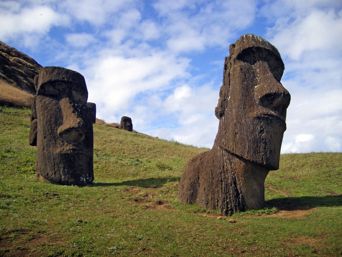 Две статуи Моаи на острове Пасхи. 