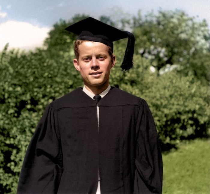 Юный Джон Кеннеди после окончания Гарвардского университета в Кембридже, 1940 год.