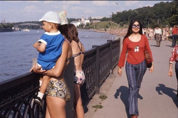 Туристка прогуливается по набережной. Москва, Андреевская набережная, 1975 год.