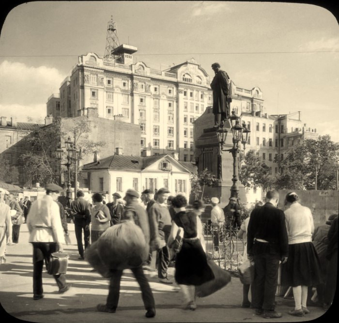 Толпы людей у памятника Пушкину. СССР, Москва, 1931 год.
